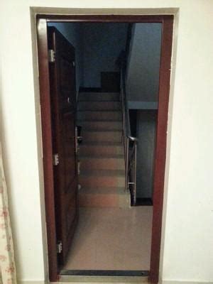 進門對樓梯